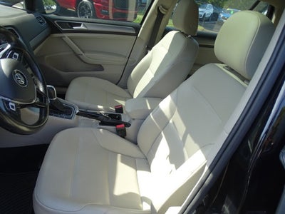 2017 Volkswagen Golf Wolfsburg