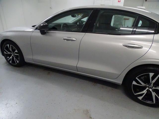 2024 Volvo S60 Plus Dark Theme
